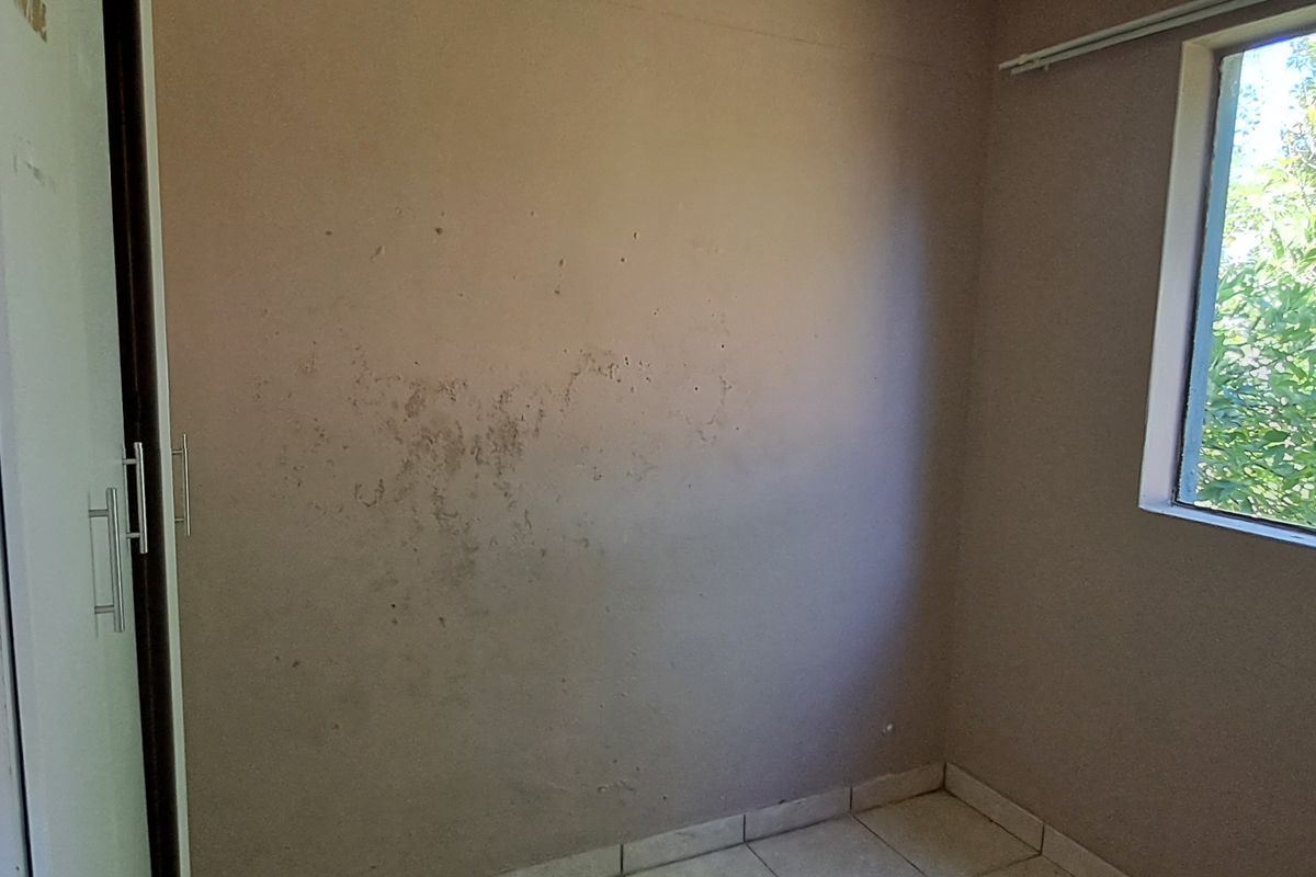 Flat For Sale In Newcastle - Photo 3