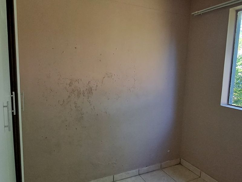 Flat For Sale In Newcastle - Photo 3