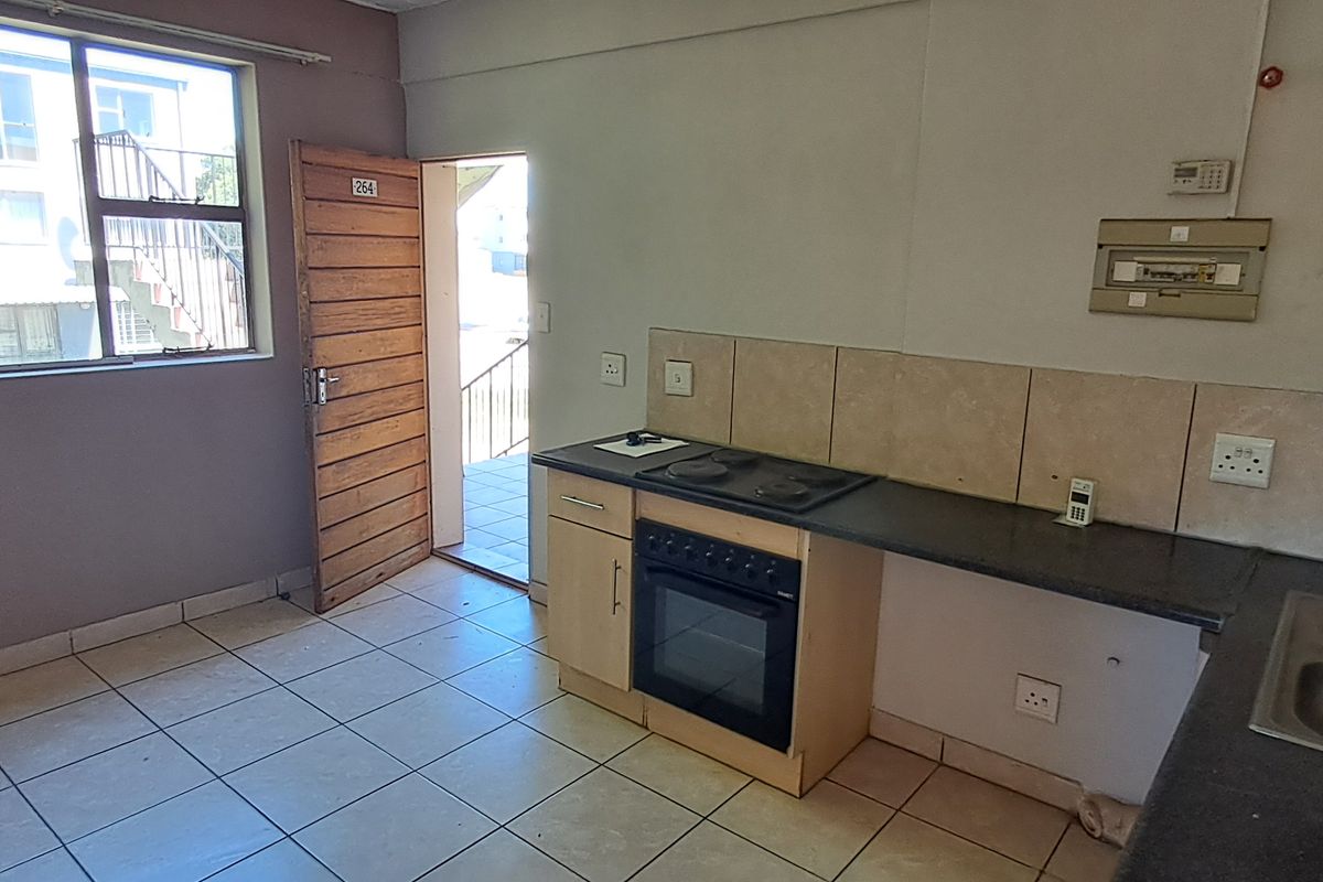 Flat For Sale In Newcastle - Photo 2