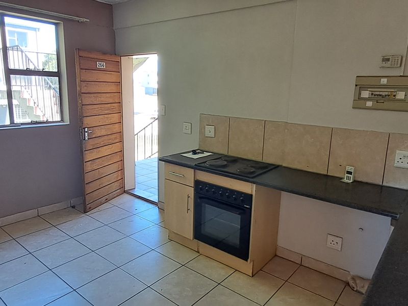 Flat For Sale In Newcastle - Photo 2