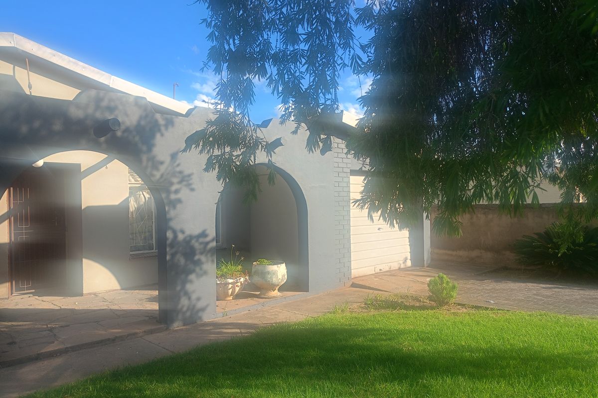Beautifully Renovated 3-Bedroom Home in Sonland Park - Photo 3