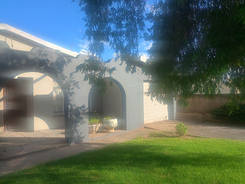 Beautifully Renovated 3-Bedroom Home in Sonland Park - Photo 3