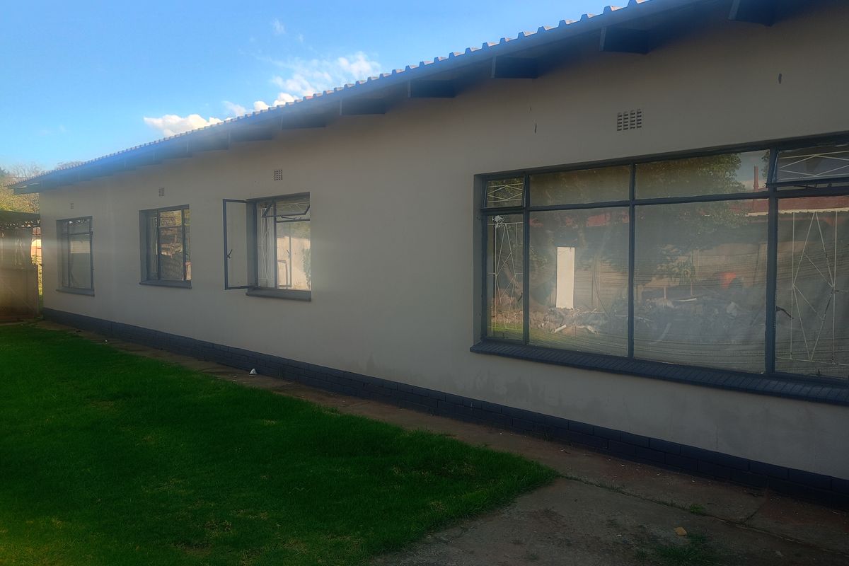 Beautifully Renovated 3-Bedroom Home in Sonland Park - Photo 4
