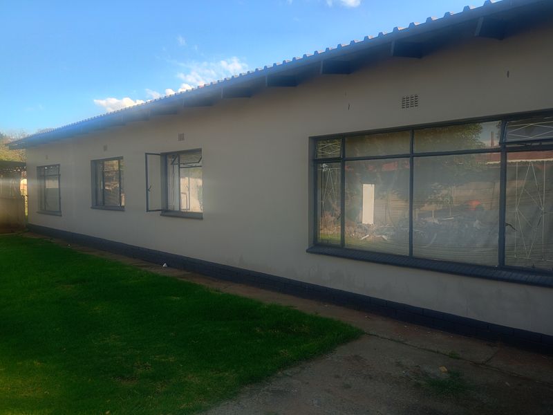 Beautifully Renovated 3-Bedroom Home in Sonland Park - Photo 4