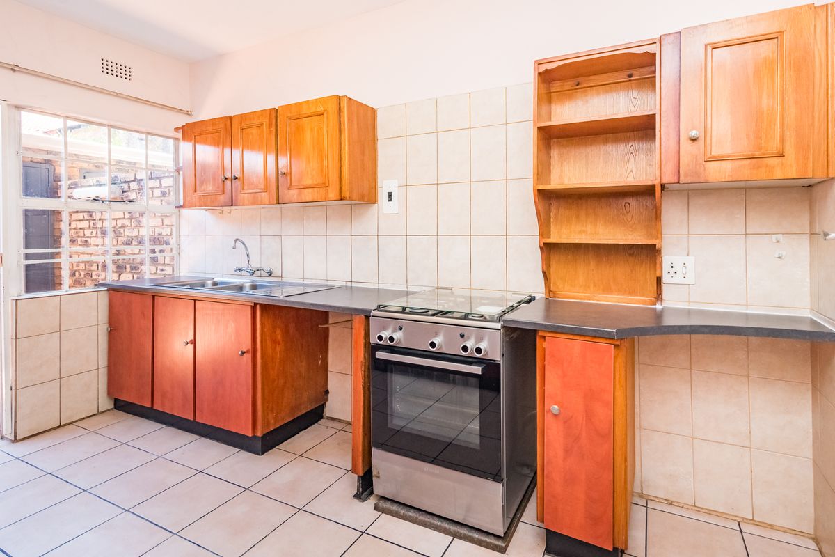 Charming 3-Bedroom Townhouse with Private Garden in Fairland - Photo 3