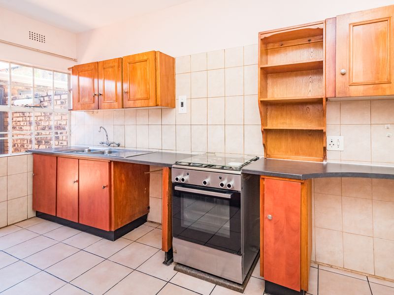 Charming 3-Bedroom Townhouse with Private Garden in Fairland - Photo 3