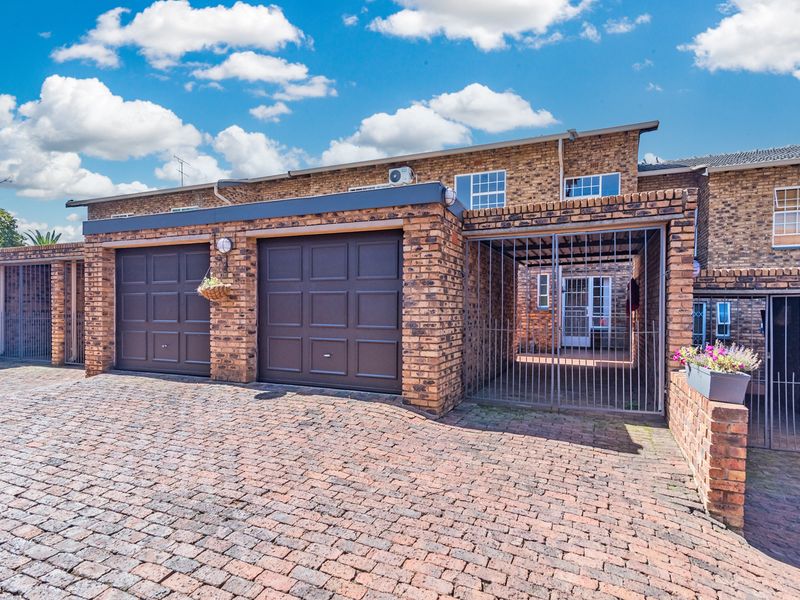 Charming 3-Bedroom Townhouse with Private Garden in Fairland - Photo 2