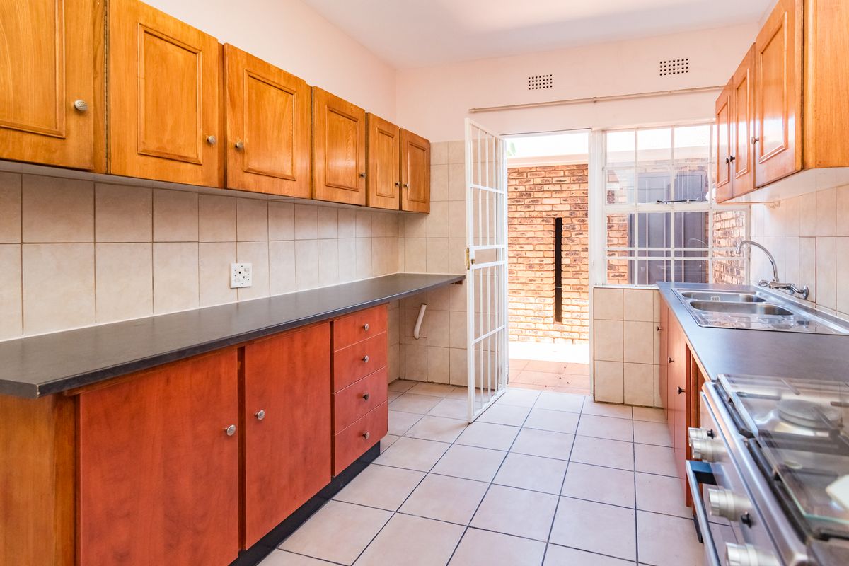 Charming 3-Bedroom Townhouse with Private Garden in Fairland - Photo 5