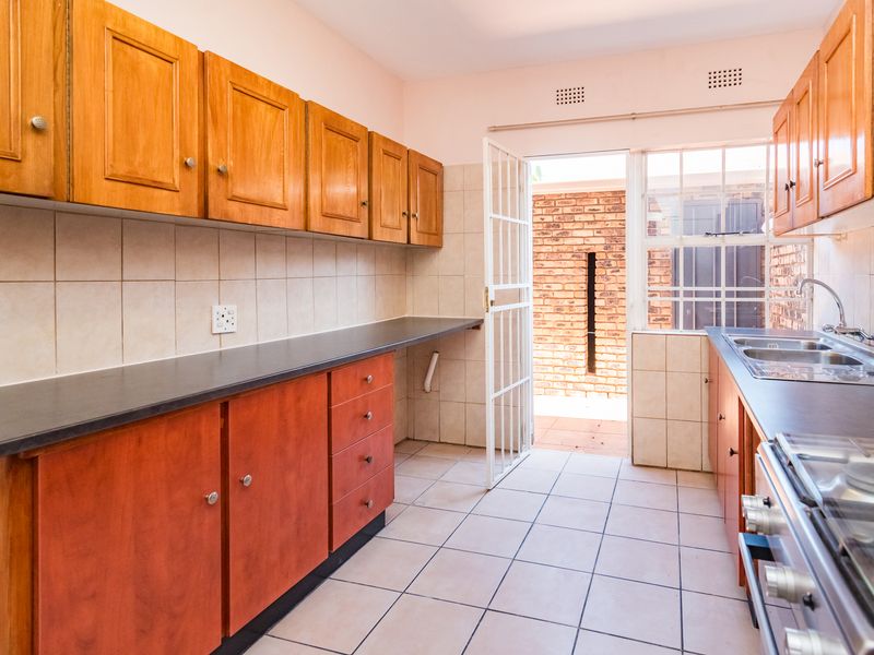 Charming 3-Bedroom Townhouse with Private Garden in Fairland - Photo 5