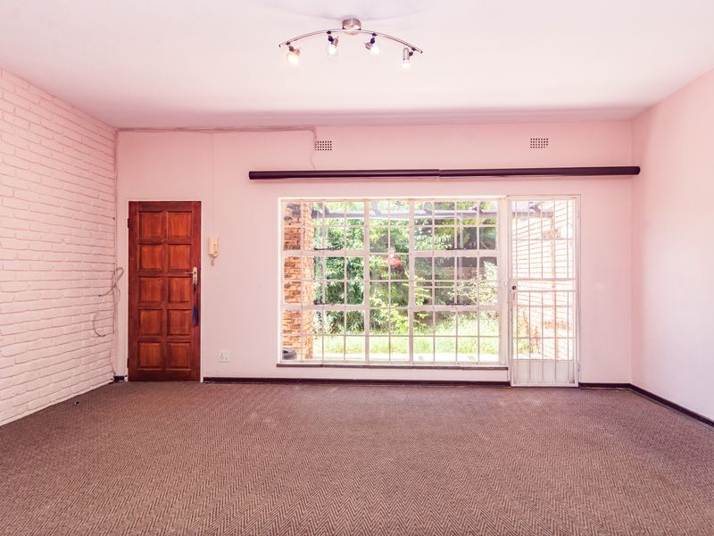 Charming 3-Bedroom Townhouse with Private Garden in Fairland - Photo 10