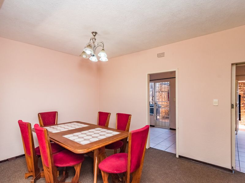 Charming 3-Bedroom Townhouse with Private Garden in Fairland - Photo 7