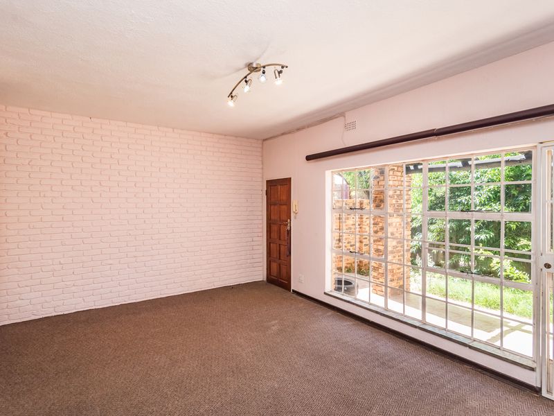 Charming 3-Bedroom Townhouse with Private Garden in Fairland - Photo 9