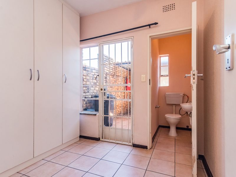 Charming 3-Bedroom Townhouse with Private Garden in Fairland - Photo 8