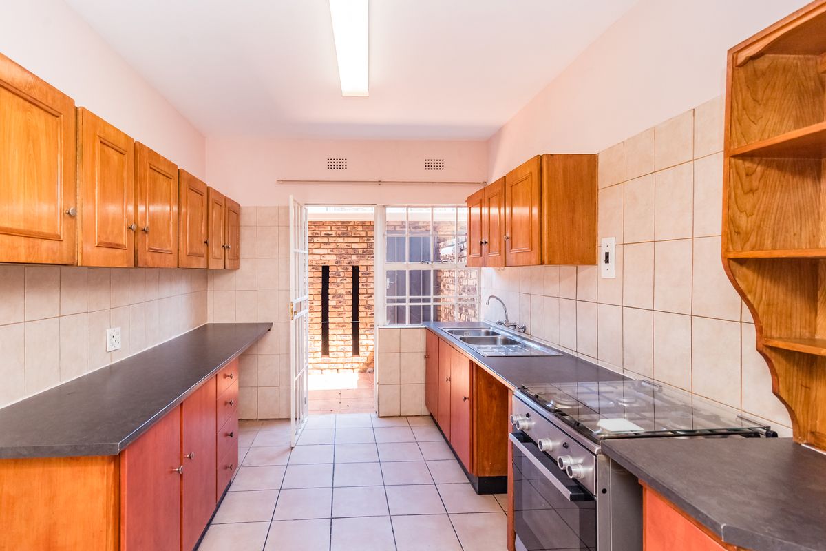 Charming 3-Bedroom Townhouse with Private Garden in Fairland - Photo 4