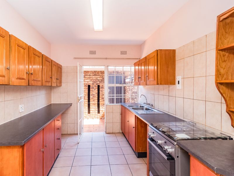 Charming 3-Bedroom Townhouse with Private Garden in Fairland - Photo 4