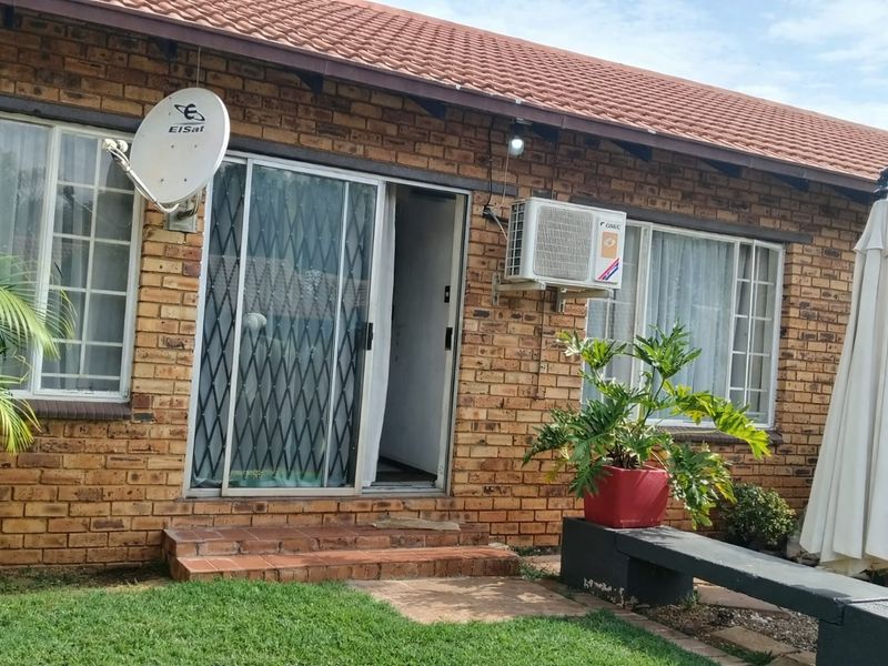 Stunning 3-bedroom townhouse for sale in Safari Gardens, Rustenburg—perfect for family living! - Photo 10