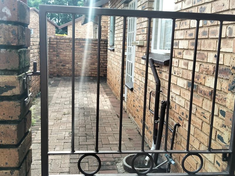 Stunning 3-bedroom townhouse for sale in Safari Gardens, Rustenburg—perfect for family living! - Photo 8