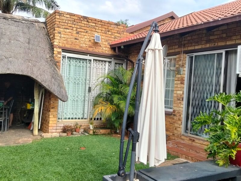 Stunning 3-bedroom townhouse for sale in Safari Gardens, Rustenburg—perfect for family living! - Photo 2