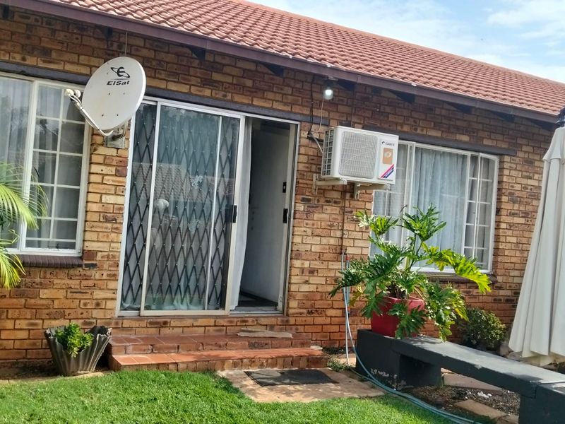 Stunning 3-bedroom townhouse for sale in Safari Gardens, Rustenburg—perfect for family living! - Photo 3