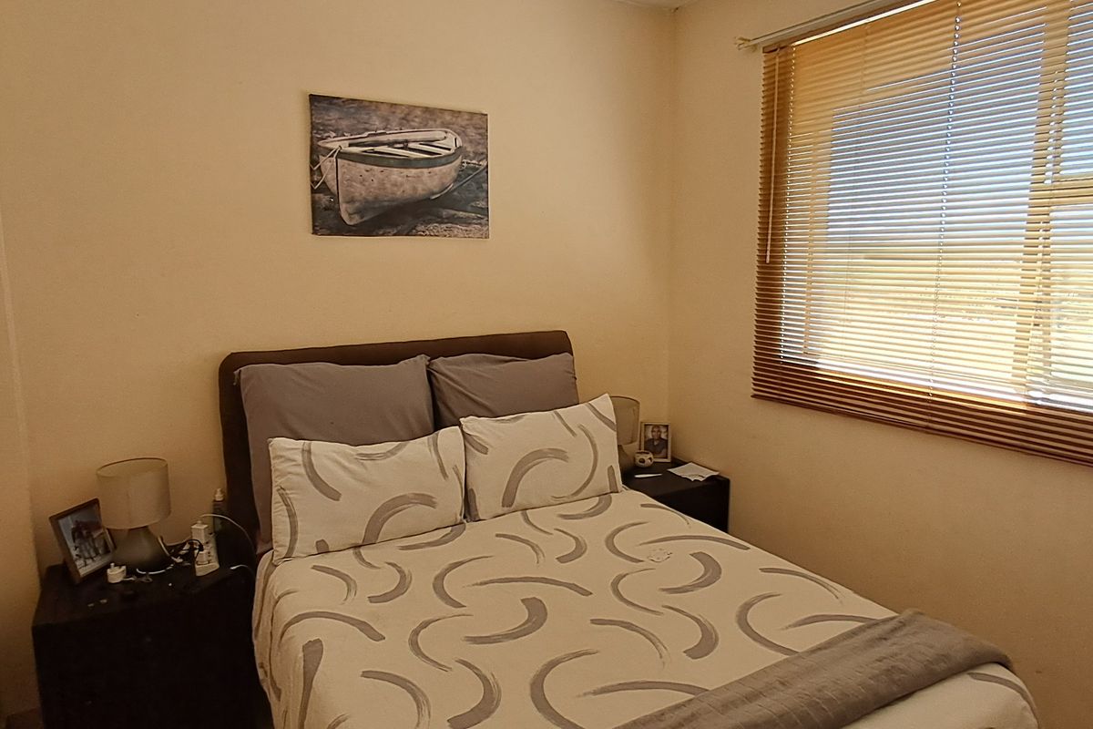 Flat For Sale In Newcastle - Photo 4