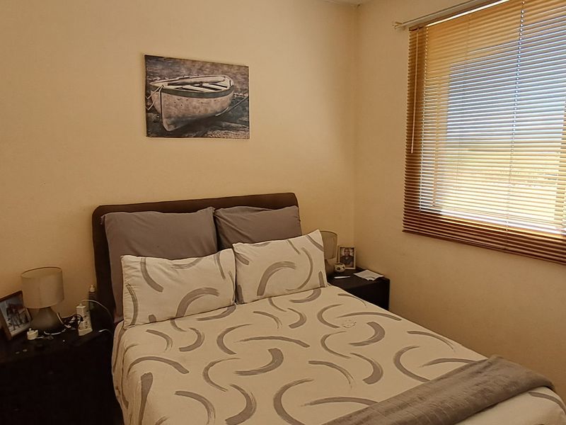 Flat For Sale In Newcastle - Photo 4