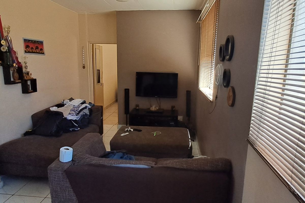 Flat For Sale In Newcastle - Photo 3