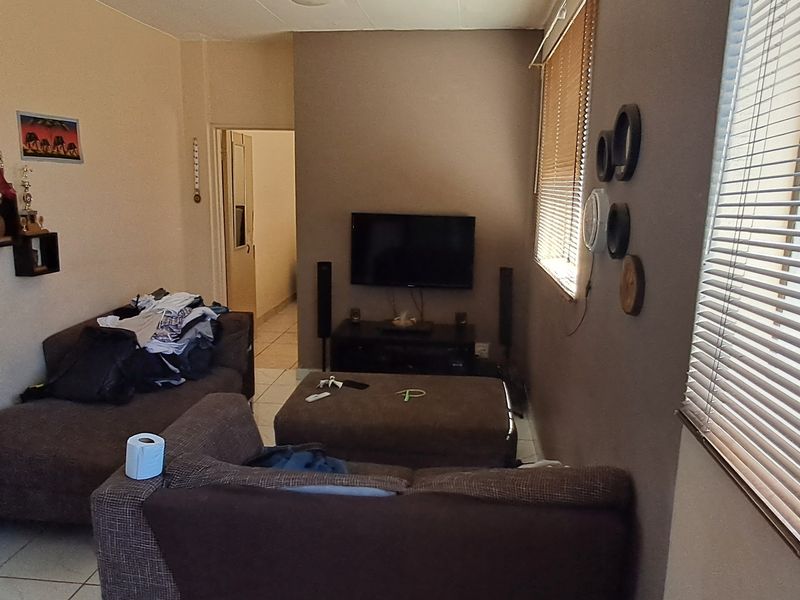 Flat For Sale In Newcastle - Photo 3