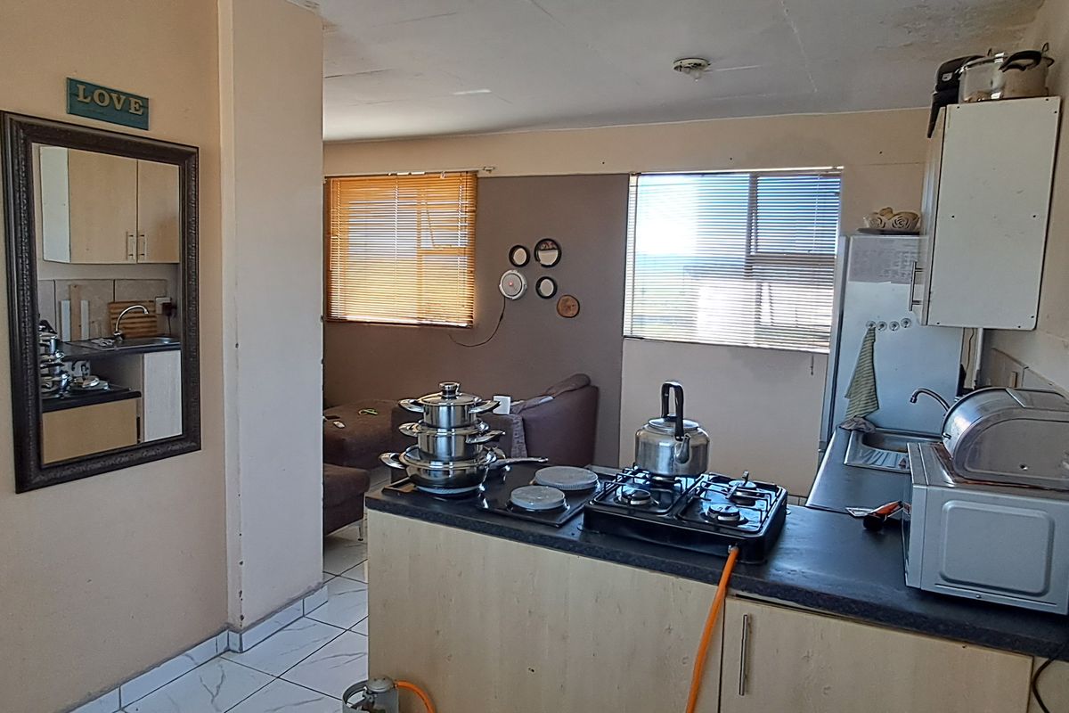Flat For Sale In Newcastle - Photo 2