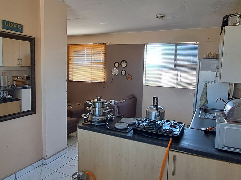 Flat For Sale In Newcastle - Photo 2