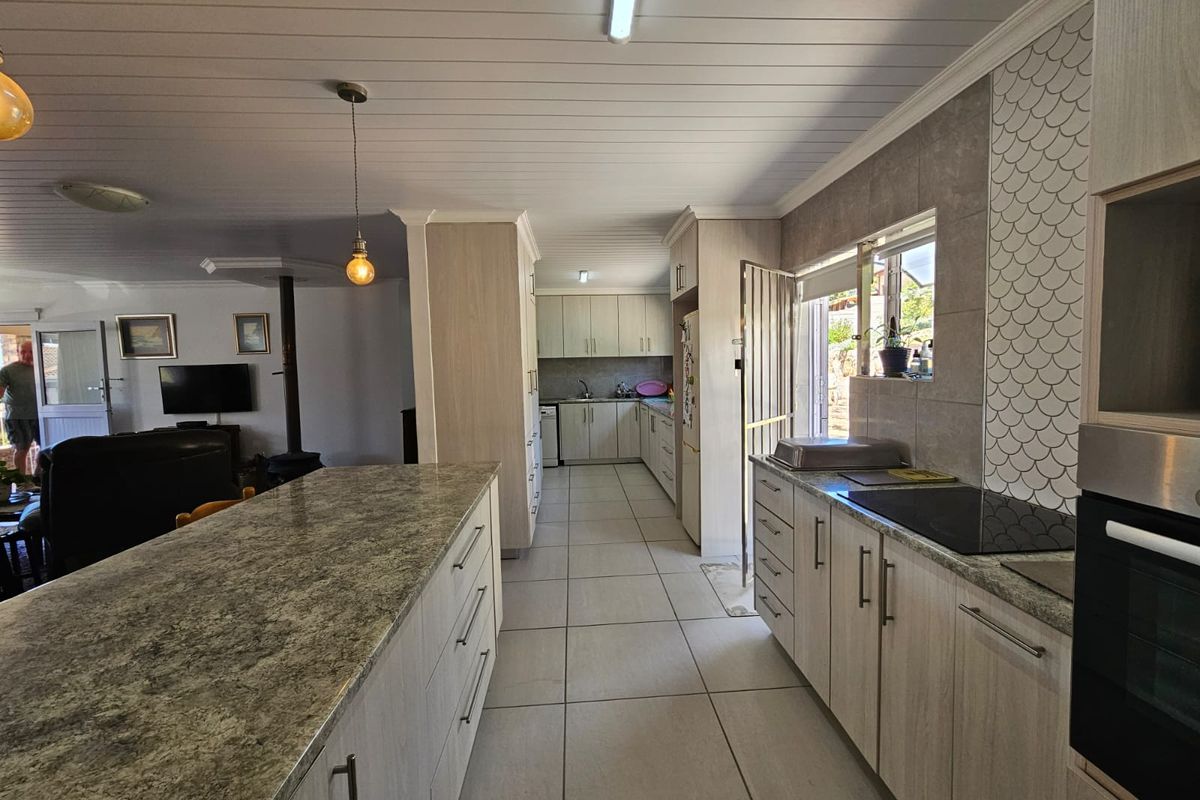 Low Maintenance Facebrick Home in Tranquil Platbos, Stilbaai West - Photo 3