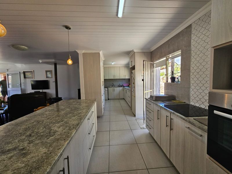 Low Maintenance Facebrick Home in Tranquil Platbos, Stilbaai West - Photo 3
