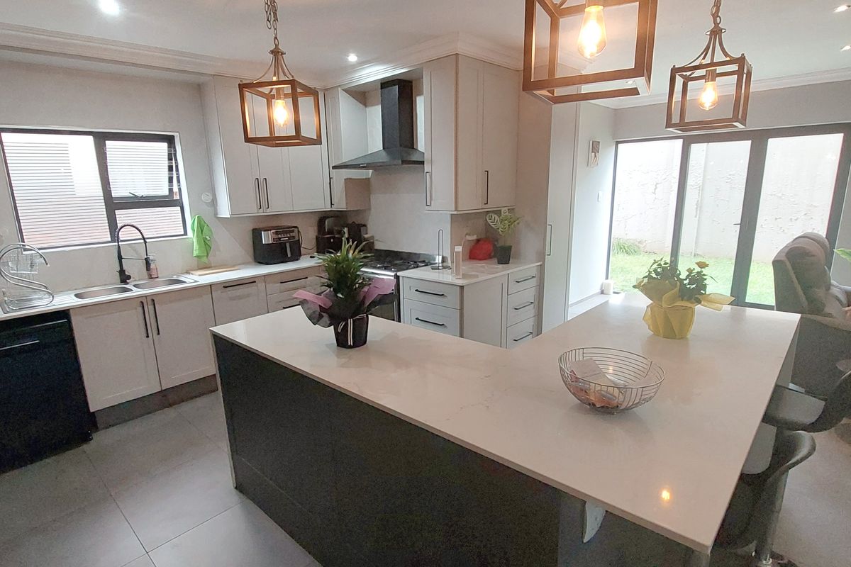 Large Sunning Family home, just move in!! - Photo 2