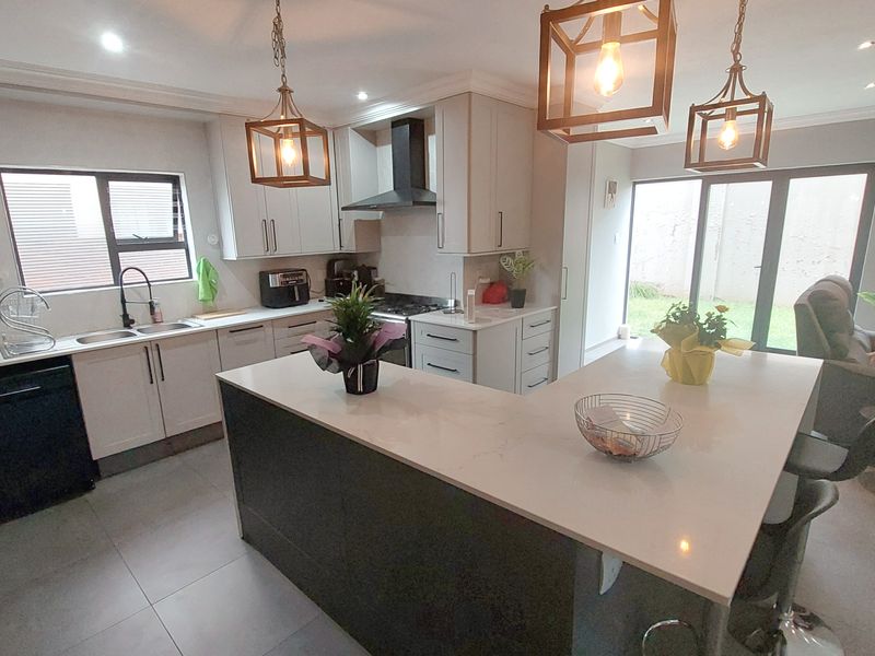 Large Sunning Family home, just move in!! - Photo 2