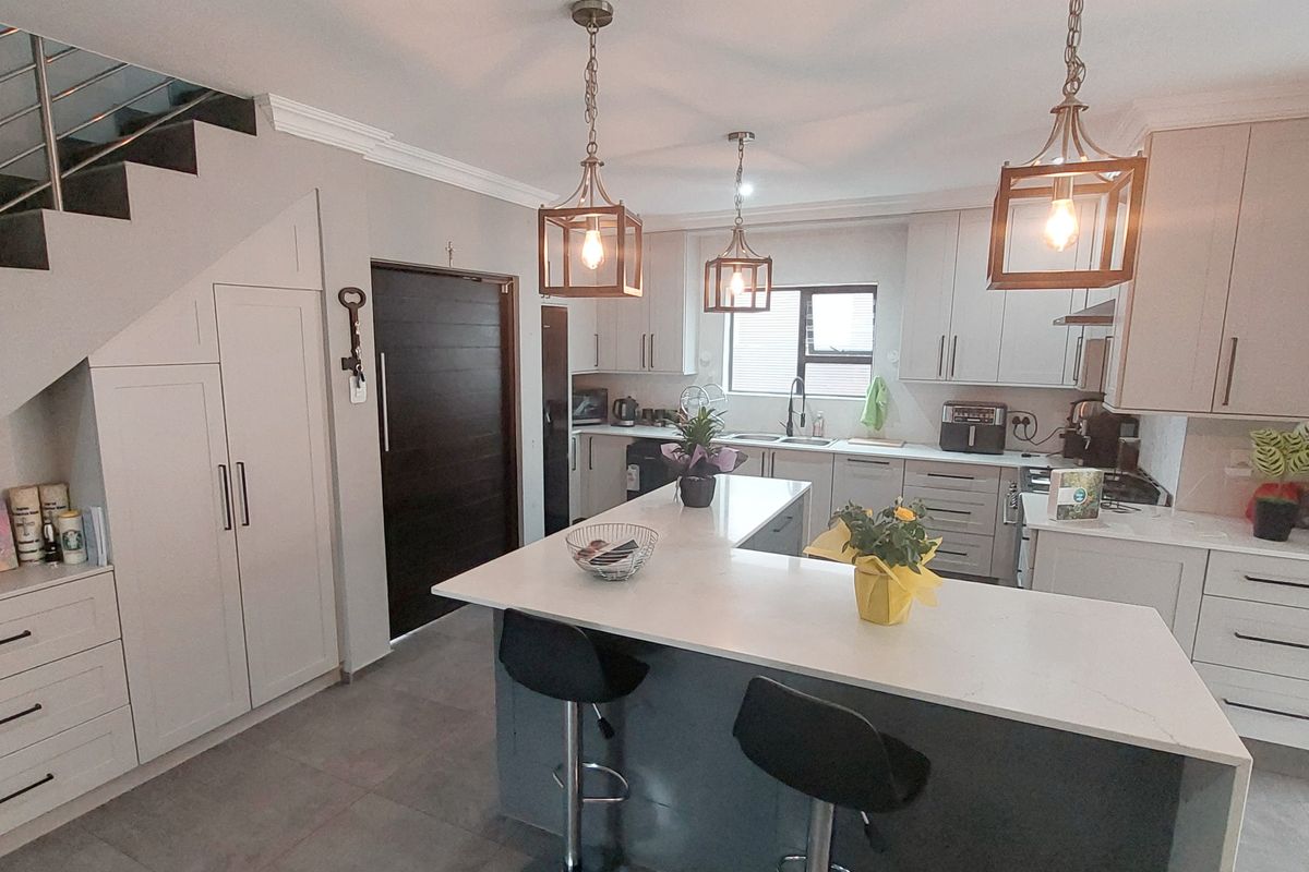 Large Sunning Family home, just move in!! - Photo 4