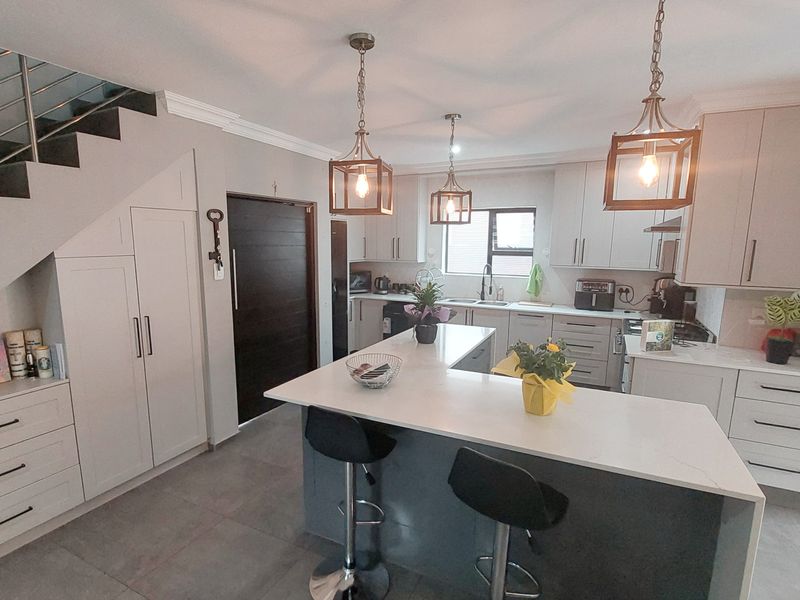 Large Sunning Family home, just move in!! - Photo 4