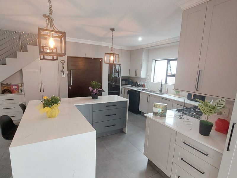 Large Sunning Family home, just move in!! - Photo 8