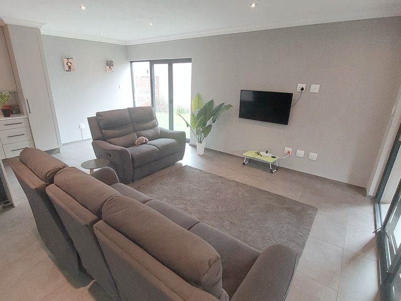 Large Sunning Family home, just move in!! - Photo 6