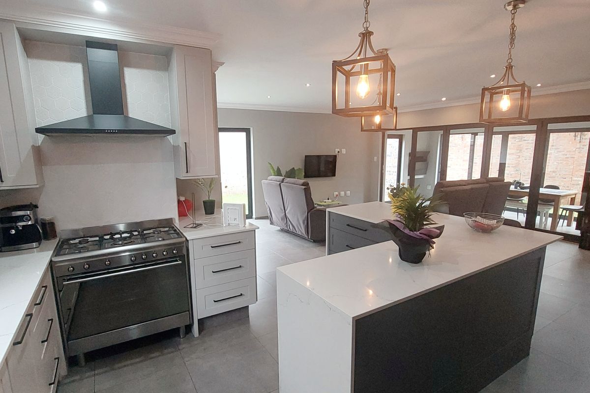 Large Sunning Family home, just move in!! - Photo 3