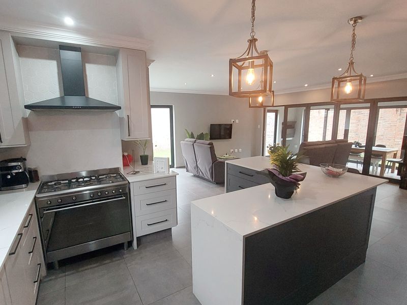 Large Sunning Family home, just move in!! - Photo 3