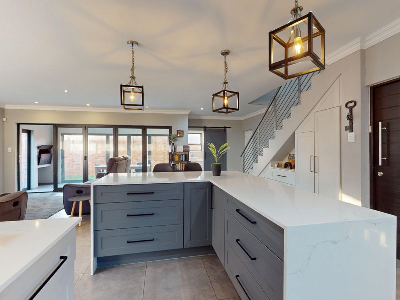 Live Luxury Non-distressed auction. Starting bid from R2 300 000-00 - Photo 1