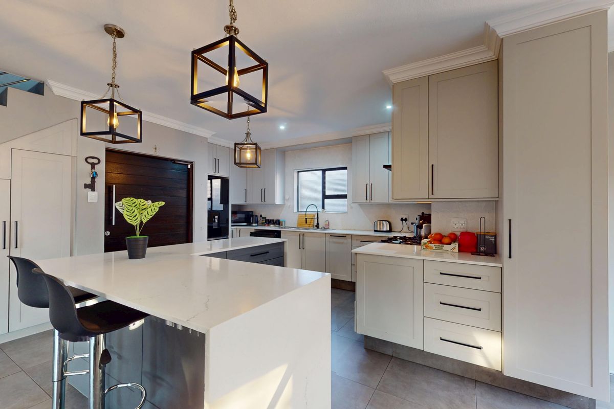 Live Luxury Non-distressed auction. Starting bid from R2 300 000-00 - Photo 3