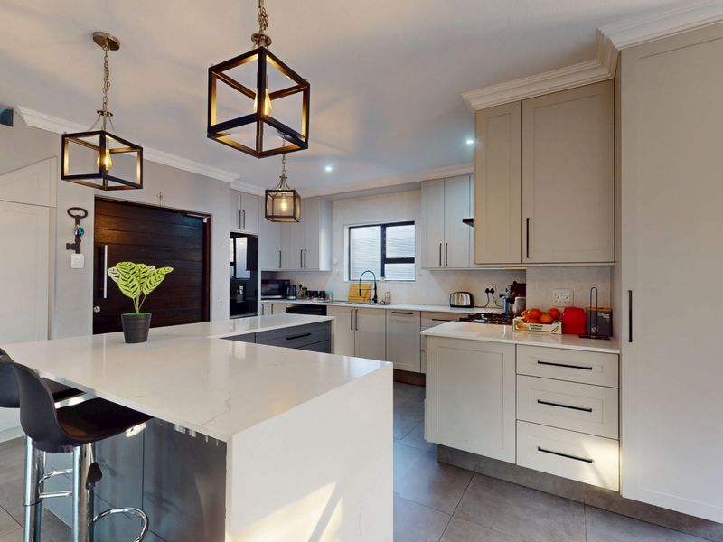 Live Luxury Non-distressed auction. Starting bid from R2 300 000-00 - Photo 3