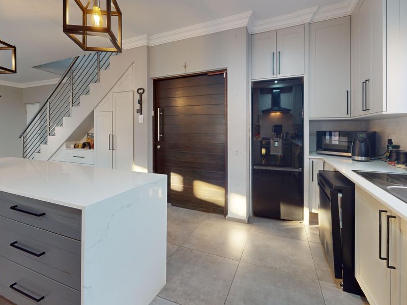 Live Luxury Non-distressed auction. Starting bid from R2 300 000-00 - Photo 8