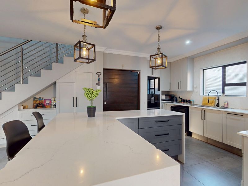 Live Luxury Non-distressed auction. Starting bid from R2 300 000-00 - Photo 7