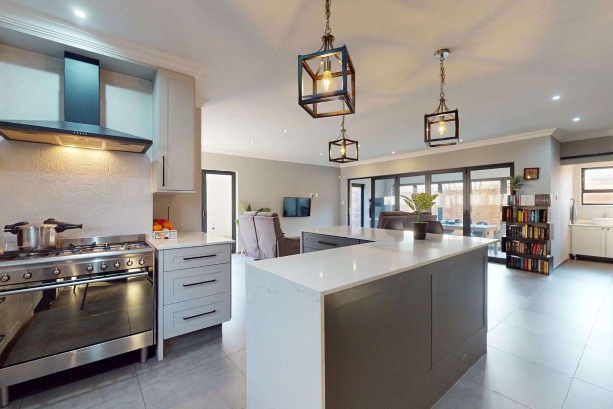 Live Luxury Non-distressed auction. Starting bid from R2 300 000-00 - Photo 2