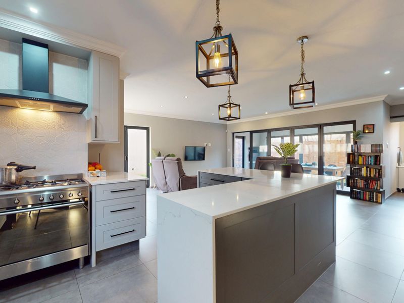 Live Luxury Non-distressed auction. Starting bid from R2 300 000-00 - Photo 2