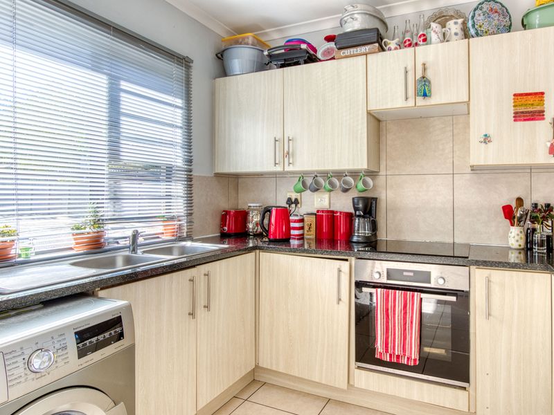 Modern 2 Bedroom Apartment in Secure Somer View Complex - Photo 7