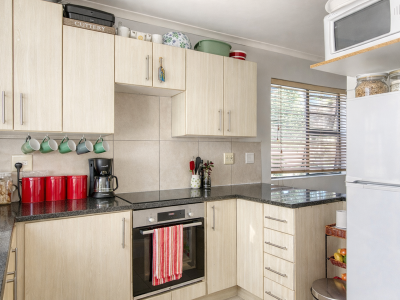 Modern 2 Bedroom Apartment in Secure Somer View Complex - Photo 8