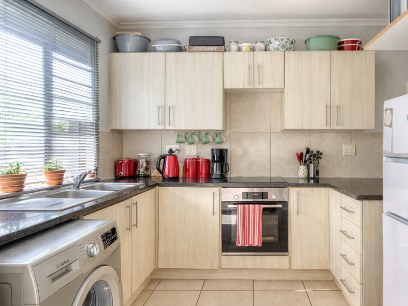 Modern 2 Bedroom Apartment in Secure Somer View Complex - Photo 6