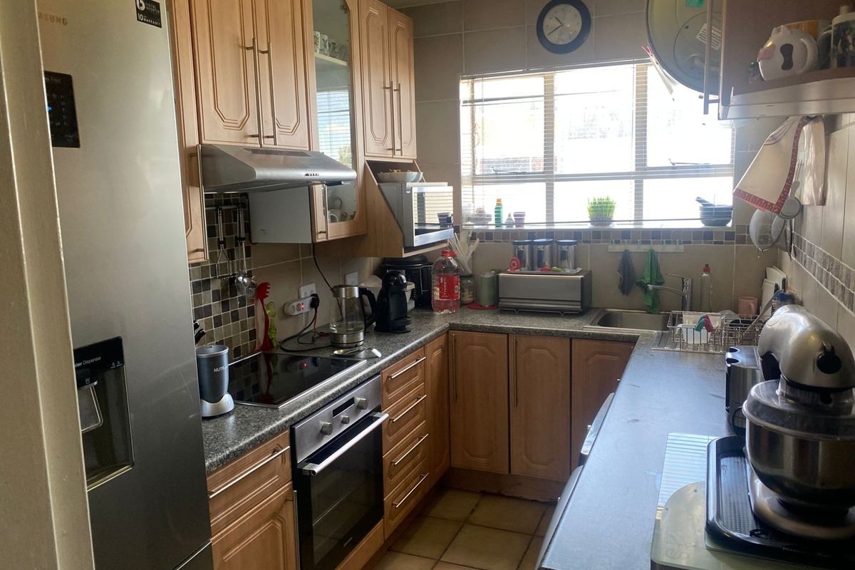 Charming 2-Bedroom Apartment in a Quiet and Secure Eastleigh Complex - Photo 3